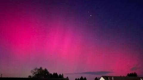 Auf dem Weg von Taunusstein nach Wiesbaden hat User Bernd die Polarlichter gestern gesehen. 