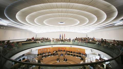 Plenarsaal des hessischen Landtages mit Publikum