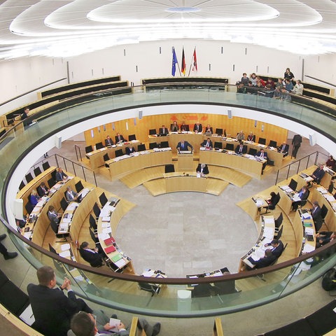 Plenarsaal des hessischen Landtages von weit oben fotografiert.