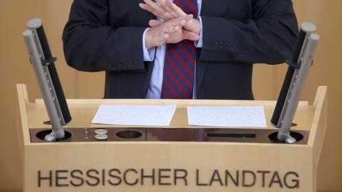 Rednerpult des hessischen Landtages