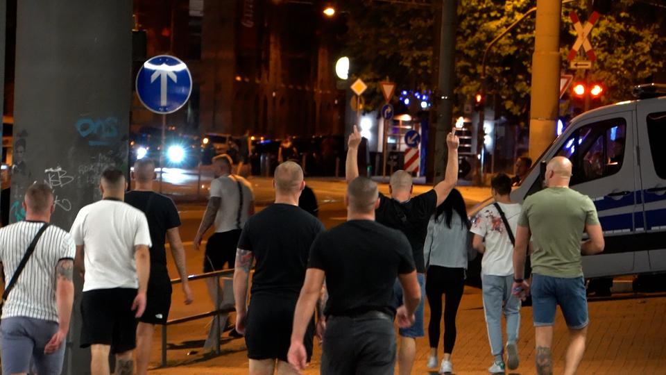 Hooligans im Frankfurter Bahnhofsviertel. 