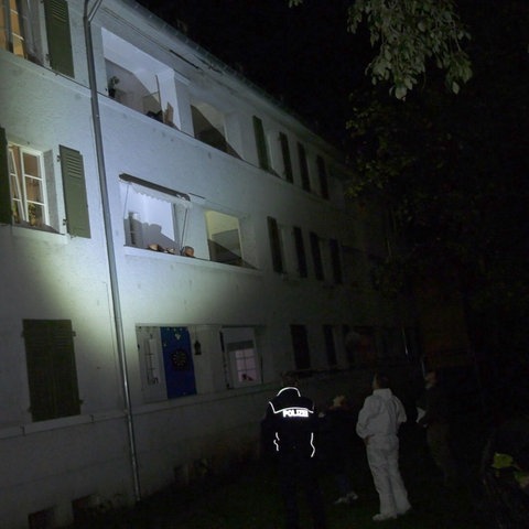 Ermittler vor dem Haus im Darmstädter Johannesviertel, in dem die 30-Jährige gefunden wurde.