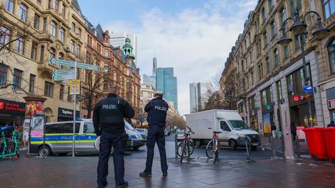 Zwei Polizisten stehen am sogenannten Kaisersack, ein Straßenabschnitt der Kaiserstraße im Bahnhofsviertel.