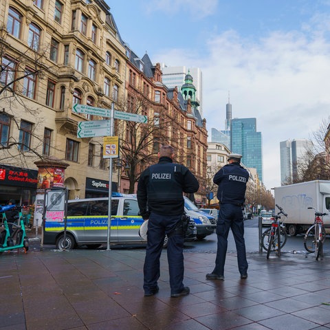Zwei Polizisten stehen am sogenannten Kaisersack, ein Straßenabschnitt der Kaiserstraße im Bahnhofsviertel.