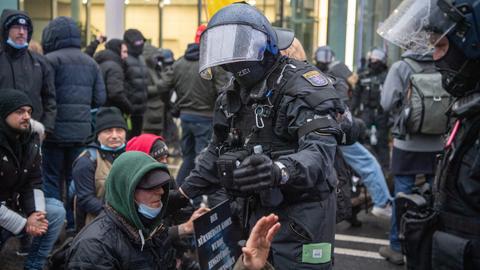 Polizisten räumen in Frankfurt eine Demonstration von Gegnern der Corona-Maßnahmen.