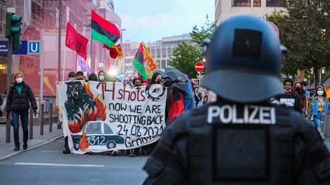 In Frankfurt demonstrierten am Abend mehrere hundert Menschen gegen Polizeigewalt. 