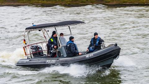 Polizei trainiert auf dem Main für EM-Einsatz - Polizisten in Schlauchboot in voller Fahrt auf dem Main