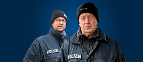 Zwei Polizisten vor einem blauen Hintergrund.