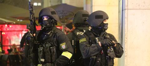Polizisten am Tatort in der Frankfurter Innenstadt