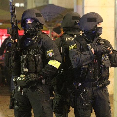 Polizisten am Tatort in der Frankfurter Innenstadt