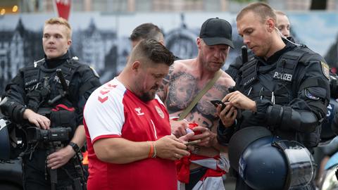 Polizisten zeigen dänischen Fans den Weg