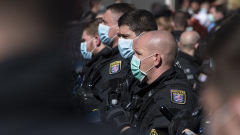 Hessische Polizisten mit Maske