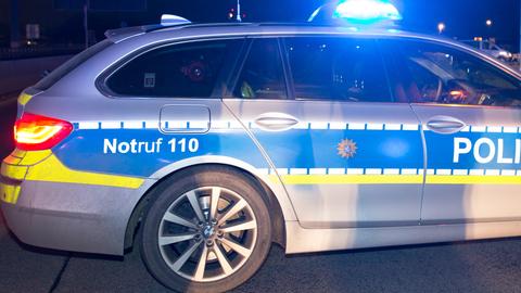 Polizeiauto im nächtlichen Einsatz