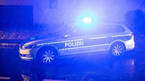 Polizeiauto mit Blaulicht bei Nacht