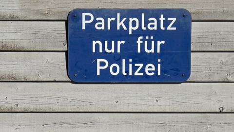 Schild mit Aufschrift Parkplatz nur für Polizei