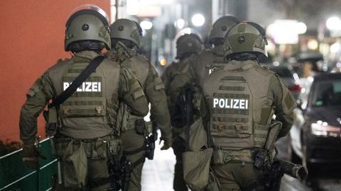Mehrere SEK-Einsatzkräfte in einer Gruppe von hinten fotografiert. Auch ihren Rücken steht "POLIZEI".