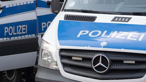 Zwei Polizeiautos nebeneinander mit "Polizei"-Beschriftungen.