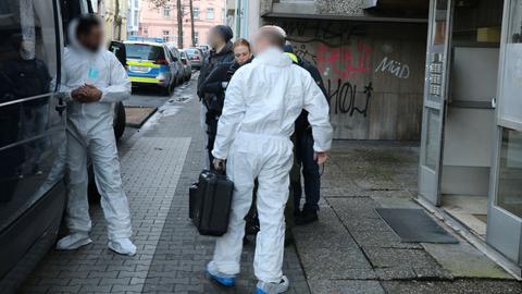 Beamte der Spurensicherung vor dem Haus in Offenbach, wo eine Frau tot aufgefunden wurde