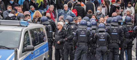 Die Polizei in Wiesbaden bei einem Einsatz auf einer "Querdenken"-Demonstration 2021. 