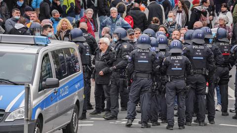 Die Polizei in Wiesbaden bei einem Einsatz auf einer "Querdenken"-Demonstration 2021. 