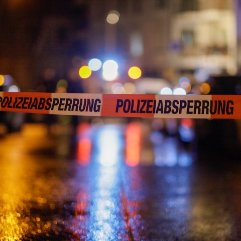 Angestrahltes Absperrband mit Aufschrift "Polizeiabsperrung"