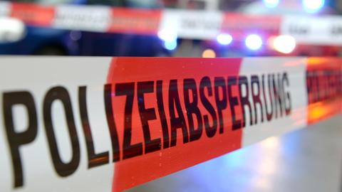 Polizeiabsperrung mit Flatterband