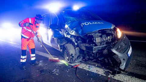 Schwer beschädigter Polizeiwagen auf der A7.