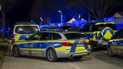 Polizeieinsatzfahrzeuge an einer Flüchtlingsunterkunft in Bensheim (Bergstraße)