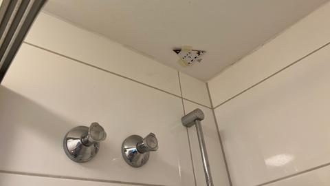 Spurmarke der Polizei in der Dusche des Frankfurter Hotelzimmers, wo ein 23-Jähriger erschossen wurde