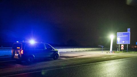 Ein Einsatzfahrzeug der Polizei steht auf der A3 am Wiesbadener Kreuz in Richtung Frankfurt in der Überleitung zur A66 Richtung Frankfurt.