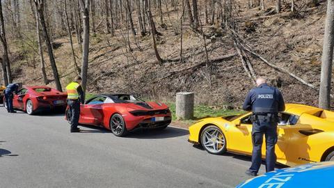 Polizeibeamte kontrollieren Sportwagen