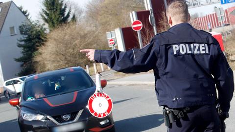 Ein Polizist bei einer Verkehrskontrolle.