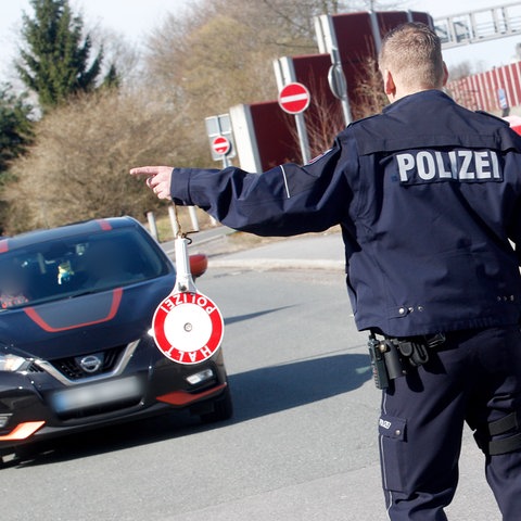 Ein Polizist bei einer Verkehrskontrolle.