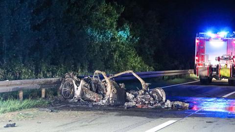 Der ausgebrannte Porsche auf der A45.