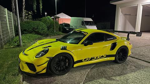 Gelber Porsche Sportwagen