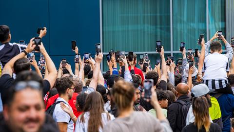 Ronaldo-Fans mit hochgereckten Handys
