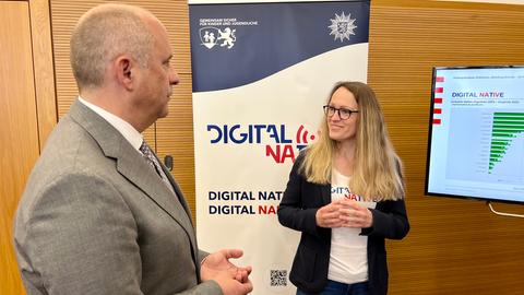 Innenminister Poseck informierte sich bei einem Bessuch im Polizeipräsidium Osthessen über das landesweite Präventionsprogramm "Digital Native"