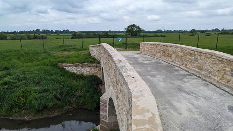 Wenige Meter hinter der Brücke ist Schluss: Ein Zaun versperrt den Weg in das angrenzende Naturschutzgebiet. 