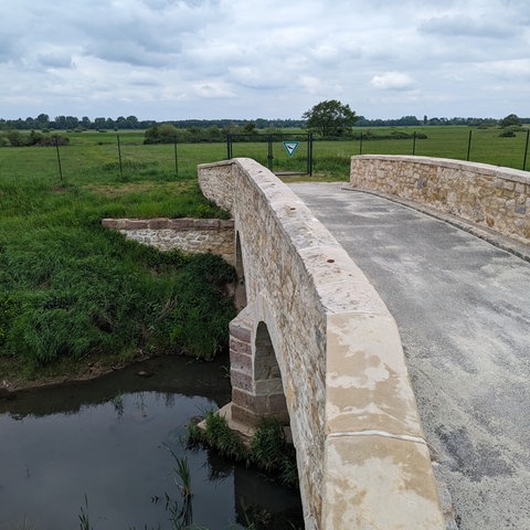 Wenige Meter hinter der Brücke ist Schluss: Ein Zaun versperrt den Weg in das angrenzende Naturschutzgebiet. 