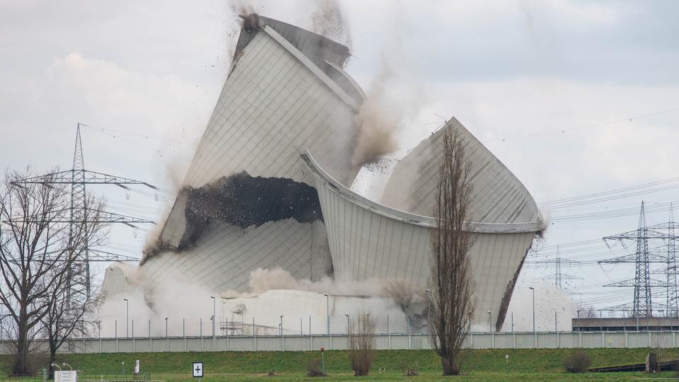 Der zweite der vier Kühltürme des stillgelegten Atomkraftwerkes Biblis fällt planmäßig beim Abriss in sich zusammen. 