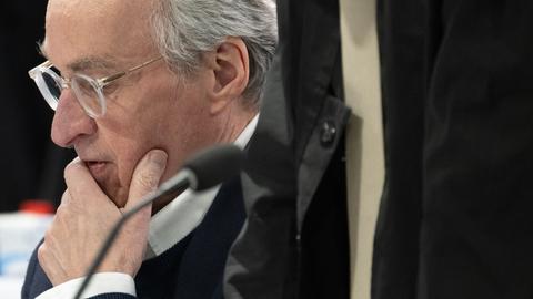 Der Angeklagte Prinz Reuß im Gerichtssaal im Frankfurter Reichsbürger-Prozess