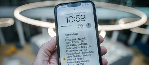 Smartphone mit Test-Warnung