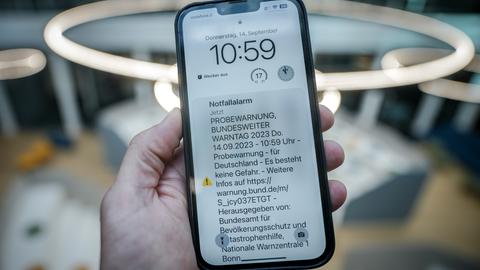 Smartphone mit Test-Warnung