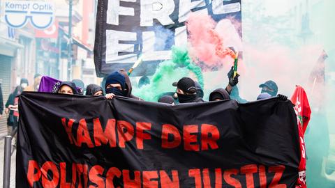 Mitglieder verschiedener Bündnisse aus der linken Szene demonstrieren bei einem Umzug in Frankfurt-Bockenheim gegen die Haftstrafe für eine Aktivistin aus dem Dannenröder Forst. 