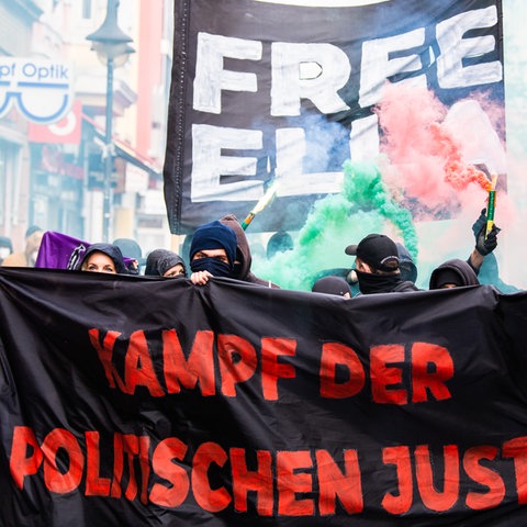 Mitglieder verschiedener Bündnisse aus der linken Szene demonstrieren bei einem Umzug in Frankfurt-Bockenheim gegen die Haftstrafe für eine Aktivistin aus dem Dannenröder Forst. 
