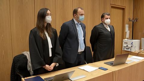 Pfungstadts Bürgermeister Patrick Koch gemeinsam mit seinen Anwälten vor dem Amtsgericht Dieburg