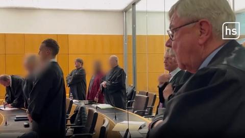 Gerichtssaal - Darmstadt - Angeklagte (verpixelt) und ihre Anwälte
