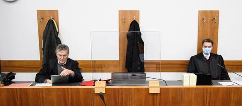 Die beiden Verteidiger der Angeklagten, Thomas Hammer (l) und Sven Schoeller, sind vor Prozessbeginn im Landgericht Kassel. 