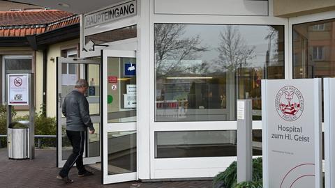 Der Haupteingang der Klinik "Hospital zum Heiligen Geist". 