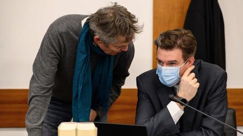 Die beiden Verteidiger der Angeklagten, Thomas Hammer (l) und Sven Schoeller, sind vor Prozessbeginn im Landgericht Kassel.